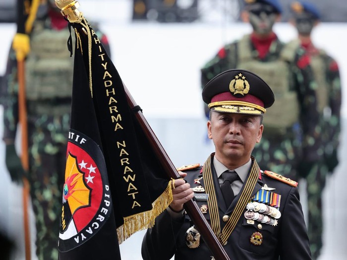 Presiden Prabowo memberikan penghargaan Nugraha Sakanti kepada Divisi Humas Polri