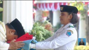 Haru Pembawa Baki Saat Prabowo Cium Bendera