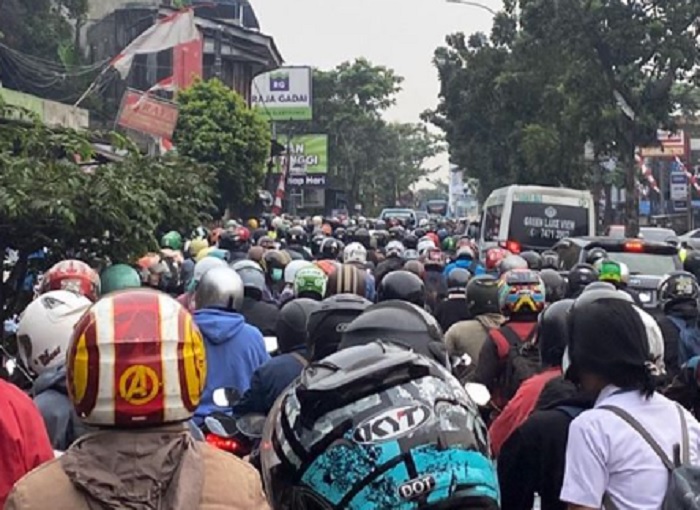 Macet Parah Ciputat–Lebak Bulus Gara-gara Galian